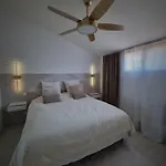 Maison Individuelle Avec Sa Piscine Et Son Jacuzzi Prives Villa *