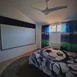 Maison Individuelle Avec Sa Piscine Et Son Jacuzzi Prives