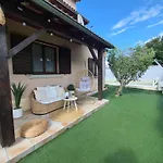 Maison Individuelle Avec Sa Piscine Et Son Jacuzzi Prives
