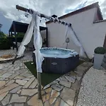 Maison Individuelle Avec Sa Piscine Et Son Jacuzzi Prives